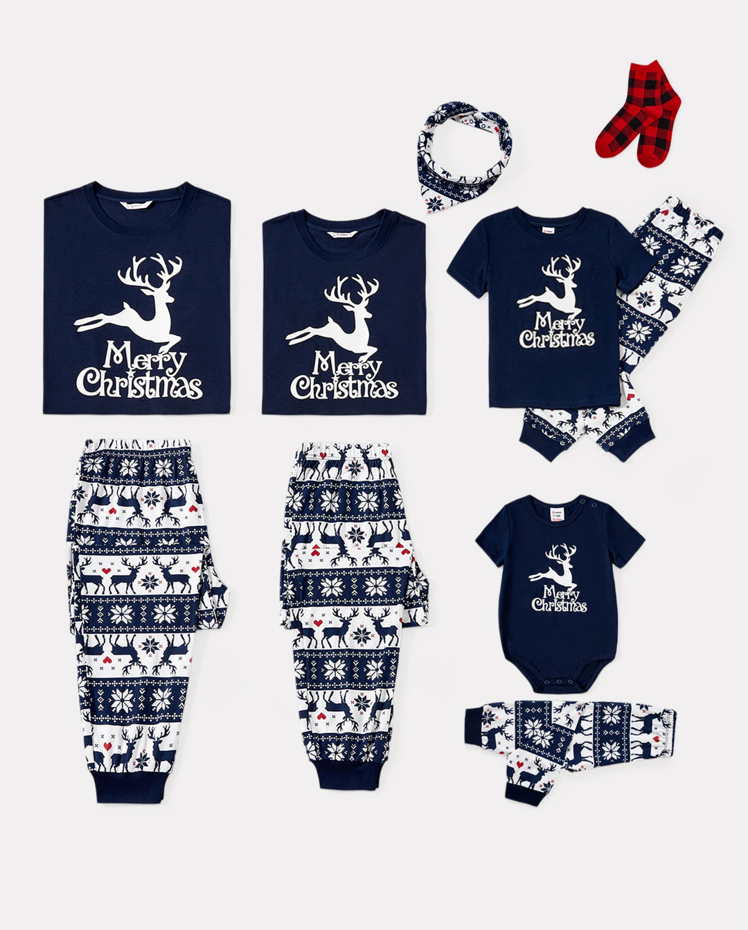 Pijamas familiares a juego con estampado navideño de renos que brillan en la oscuridad y calcetines navideños en azul oscuro