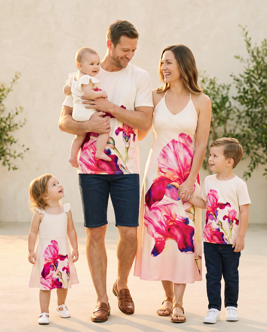 Familien-Matching-Casual-Outfit mit Blumenprint T-Shirt oder Neckholder-Kleid Sommer-Set für den Urlaub Aprikose