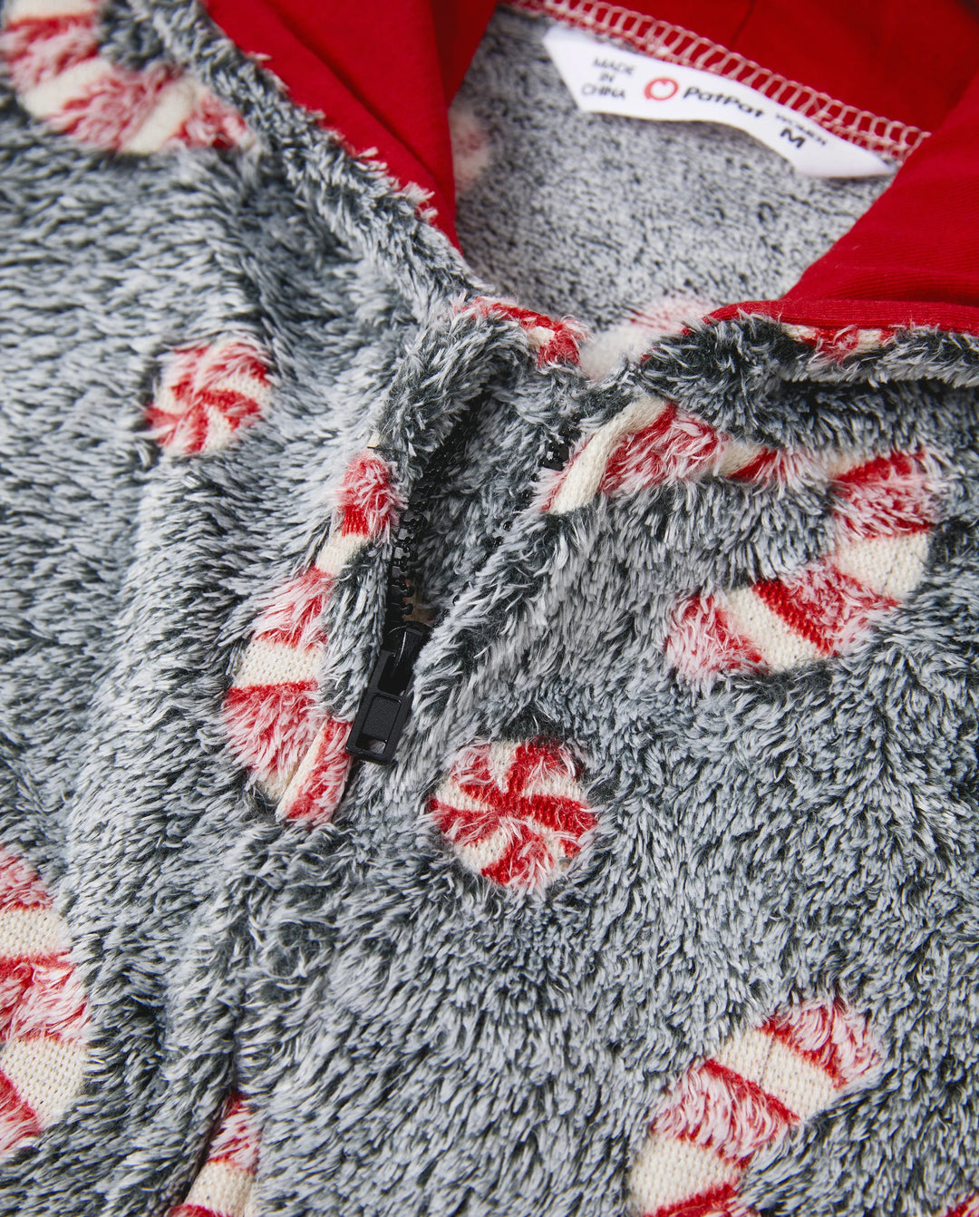 Pijamas de una pieza a juego con trajes navideños, estampado de bastón de caramelo (brillan en la oscuridad) y calcetines navideños negros.