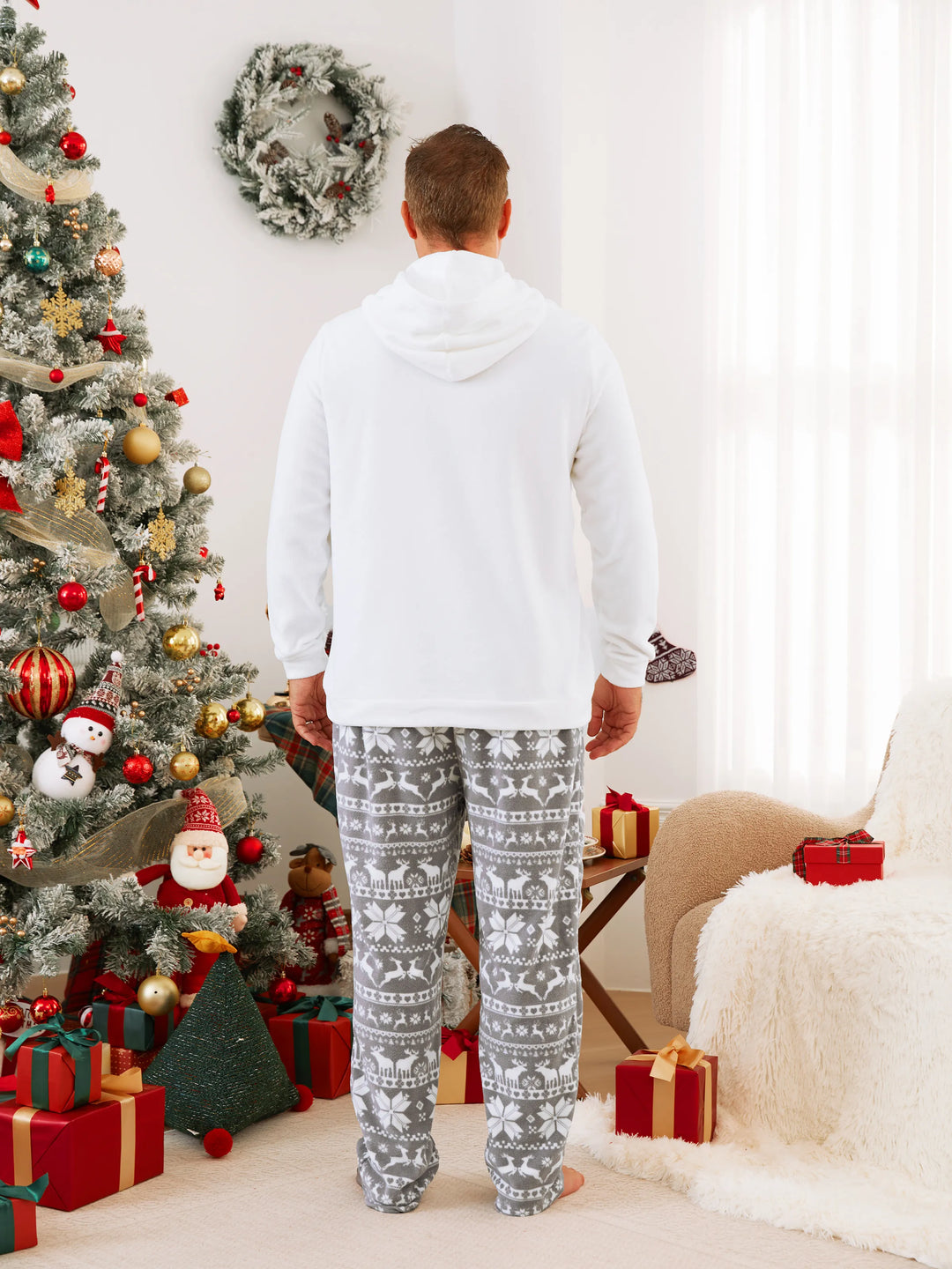 Weihnachtliche Familienpartner-Lettering Bestickte Langarm-Kapuzen-Fleece-Pyjama-Sets mit Weihnachtssocken Weiß