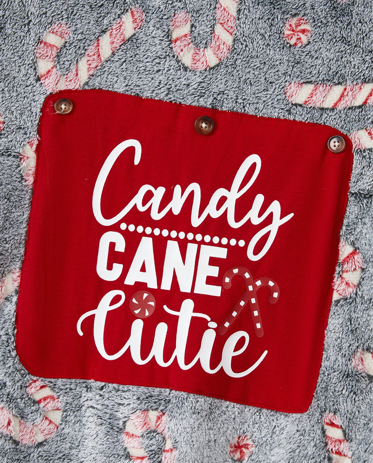 Pijamas de una pieza a juego con trajes navideños, estampado de bastón de caramelo (brillan en la oscuridad) y calcetines navideños negros.