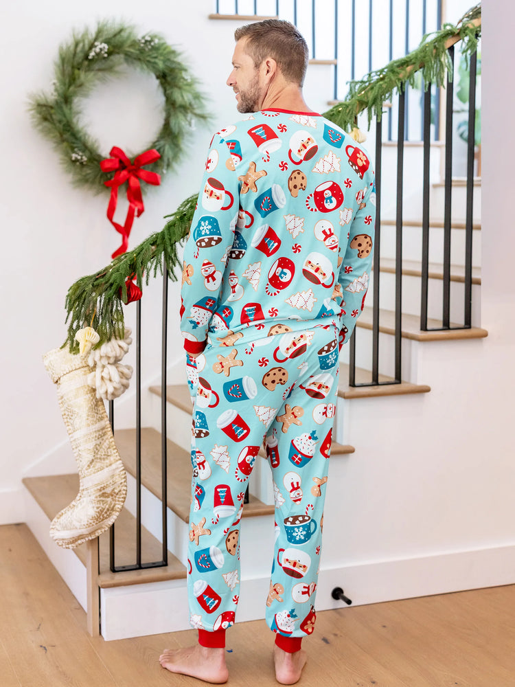 Ensemble pyjama de Noël assorti pour toute la famille, imprimé pain d'épices bleu et rouge, avec chaussettes de Noël bleu clair