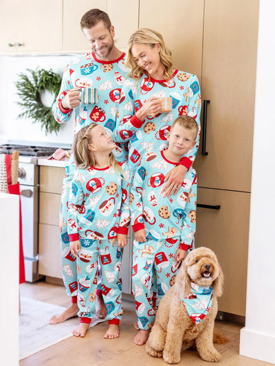 Ensemble pyjama de Noël assorti pour toute la famille, imprimé pain d'épices bleu et rouge, avec chaussettes de Noël bleu clair