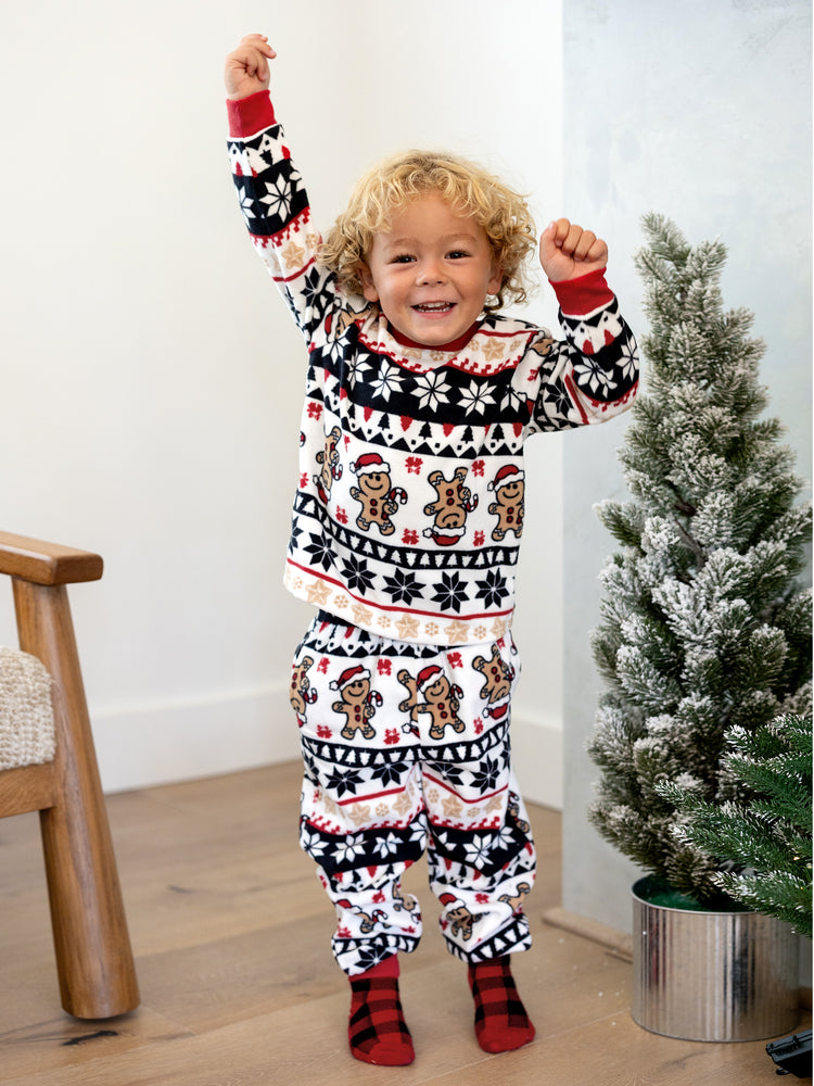 Ensemble pyjama de Noël assorti en polaire pour toute la famille, imprimé pain d'épices et flocons de neige, avec chaussettes de Noël rouges