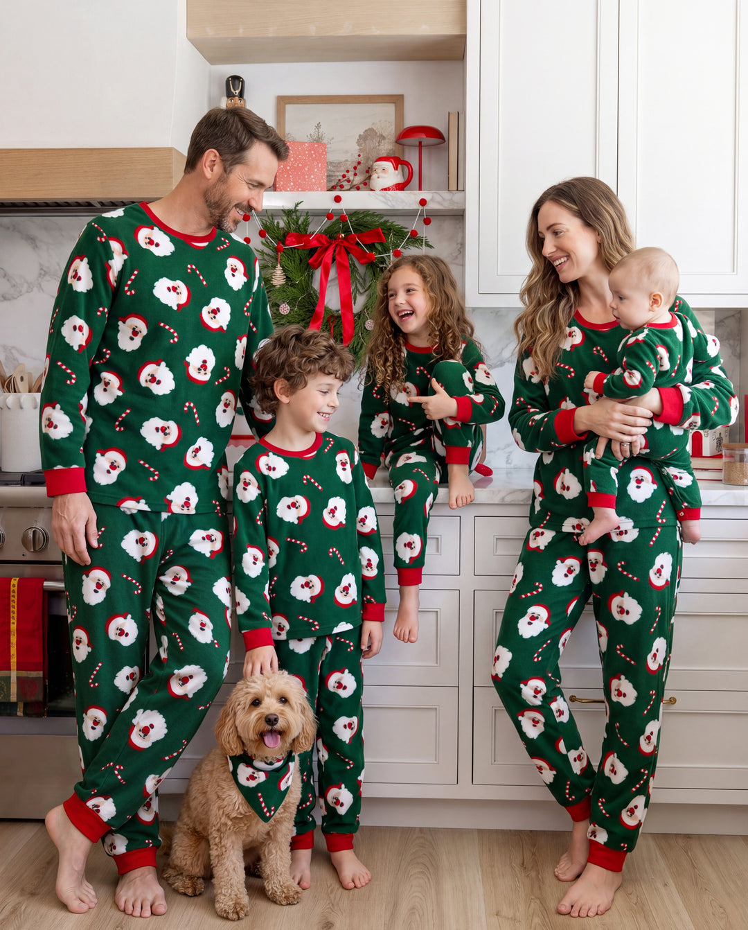 Pijamas navideños familiares a juego con estampado de Papá Noel, forro polar verde