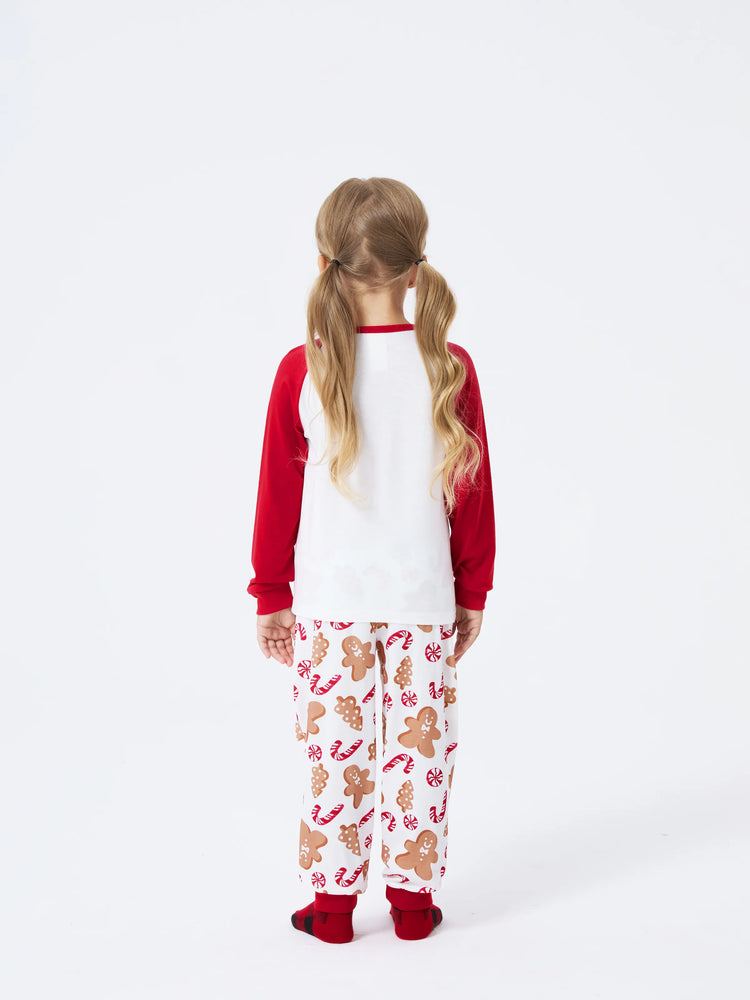Ensemble pyjama de Noël assorti pour toute la famille, imprimé pain d'épices et cannes de bonbon, avec chaussettes de Noël rouges