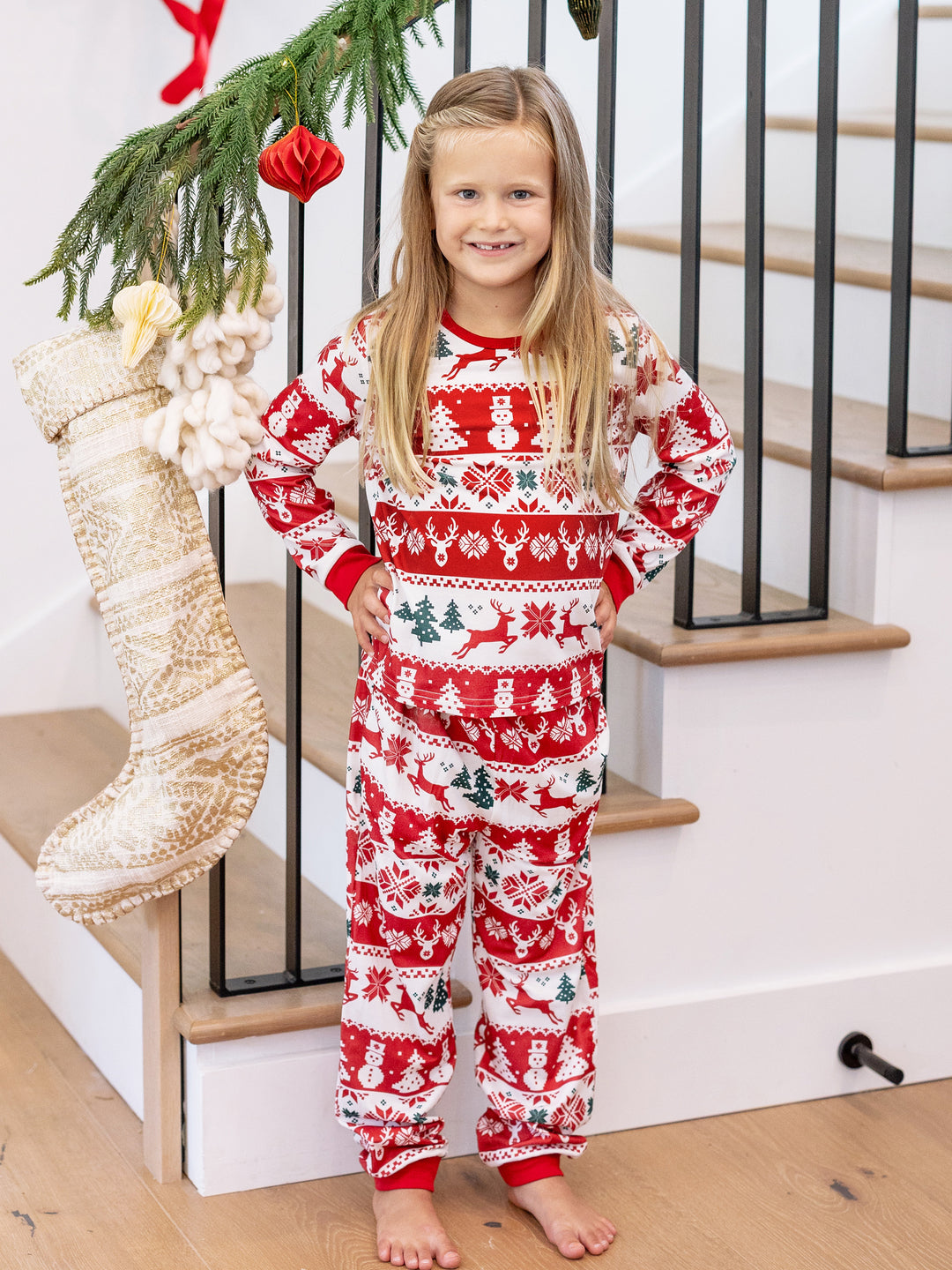 Pijamas navideños familiares a juego con estampado Fair Isle, rojo y blanco