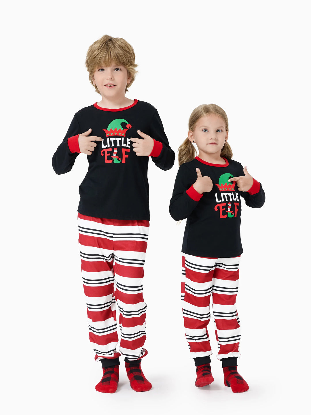 Conjunto de pijama familiar navideño a juego con estampado de elfo y calcetines navideños negros