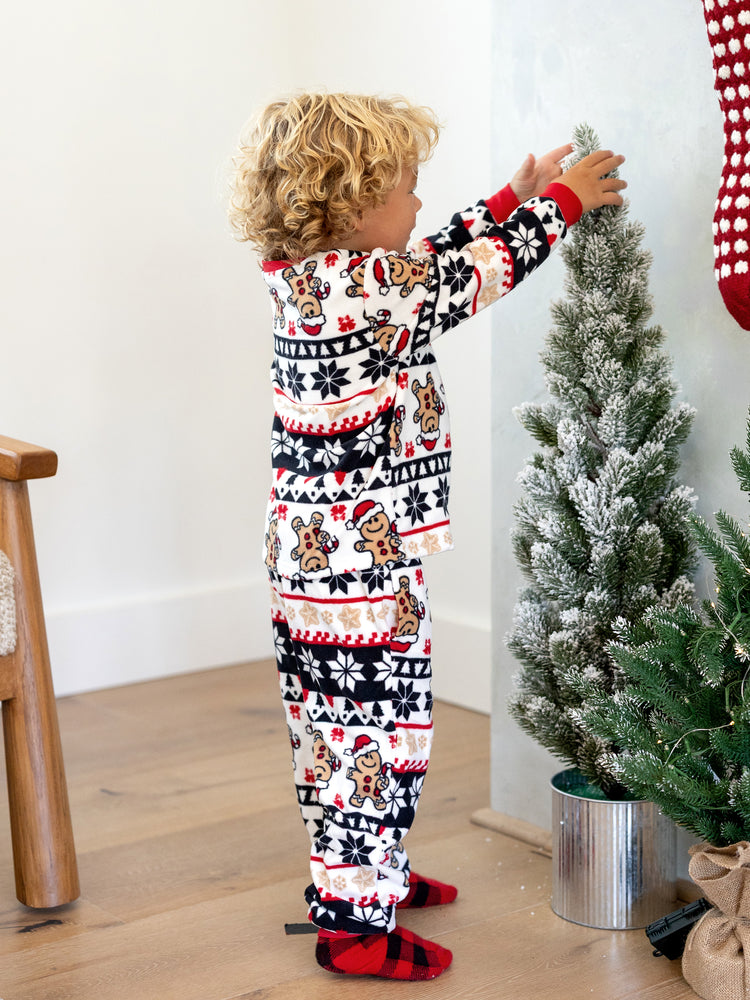 Ensemble pyjama de Noël assorti en polaire pour toute la famille, imprimé pain d'épices et flocons de neige, avec chaussettes de Noël rouges