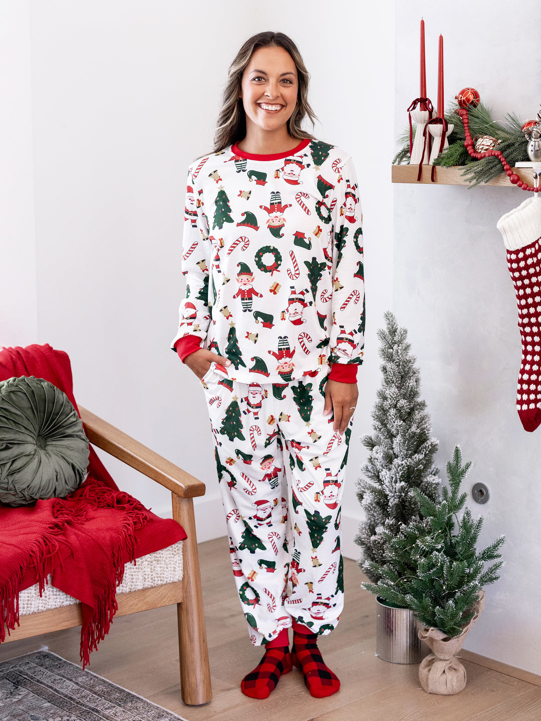 Conjunto de pijama familiar navideño a juego, con estampado de Papá Noel y árbol de Navidad, de manga larga y calcetines navideños, color blanco