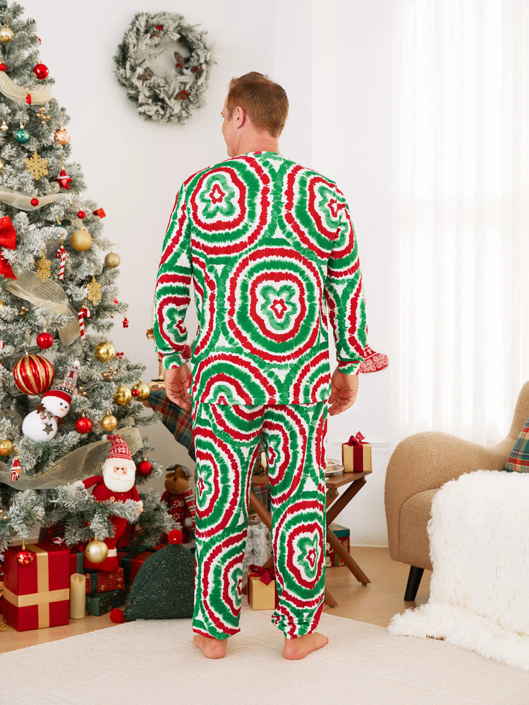Ensemble pyjama de Noël familial rouge et vert motif bonhomme en pain d'épices tie-dye avec chaussettes de Noël multicolores