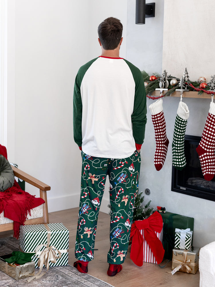 Ensemble pyjama de Noël assorti pour toute la famille, motif pain d'épices et sapin de Noël, vert et blanc, avec chaussettes de Noël vert foncé