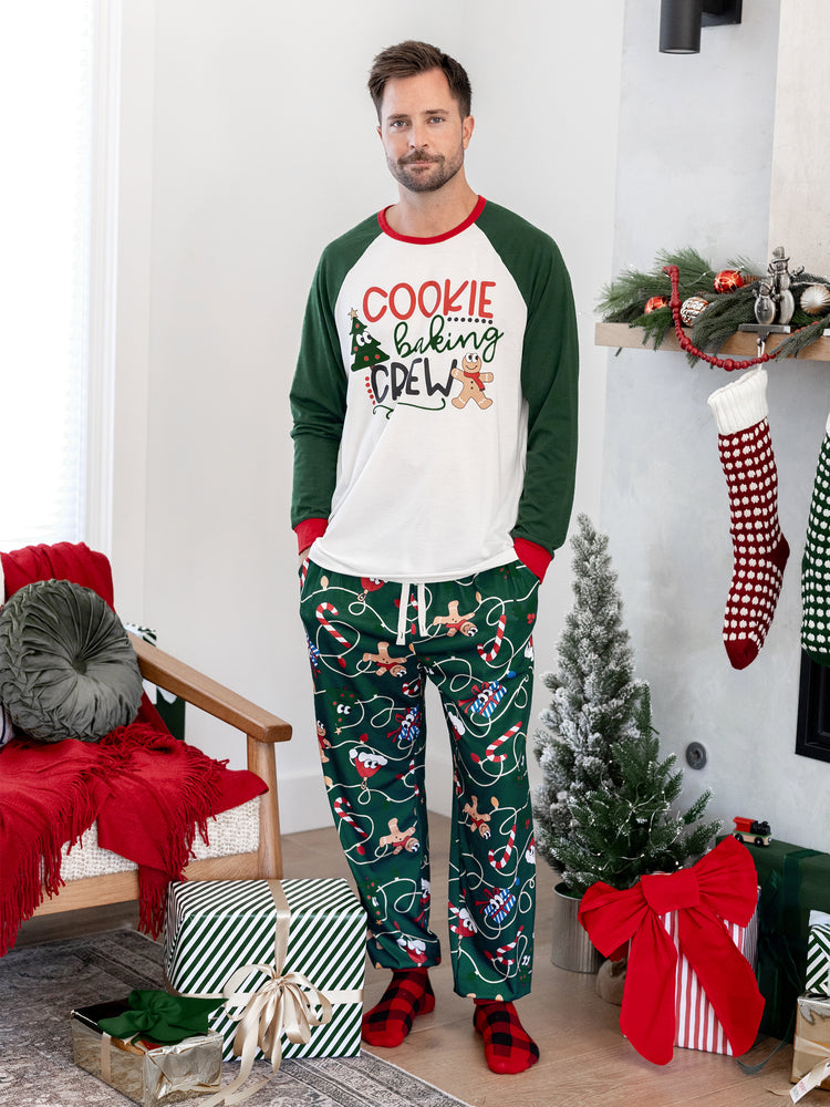 Ensemble pyjama de Noël assorti pour toute la famille, motif pain d'épices et sapin de Noël, vert et blanc, avec chaussettes de Noël vert foncé