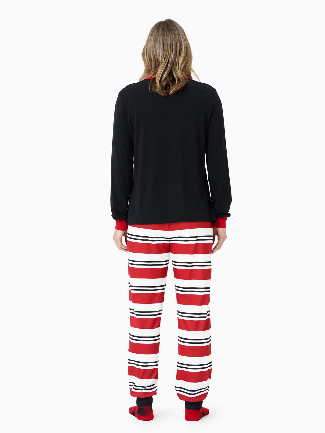 Conjunto de pijama familiar navideño a juego con estampado de elfo y calcetines navideños negros