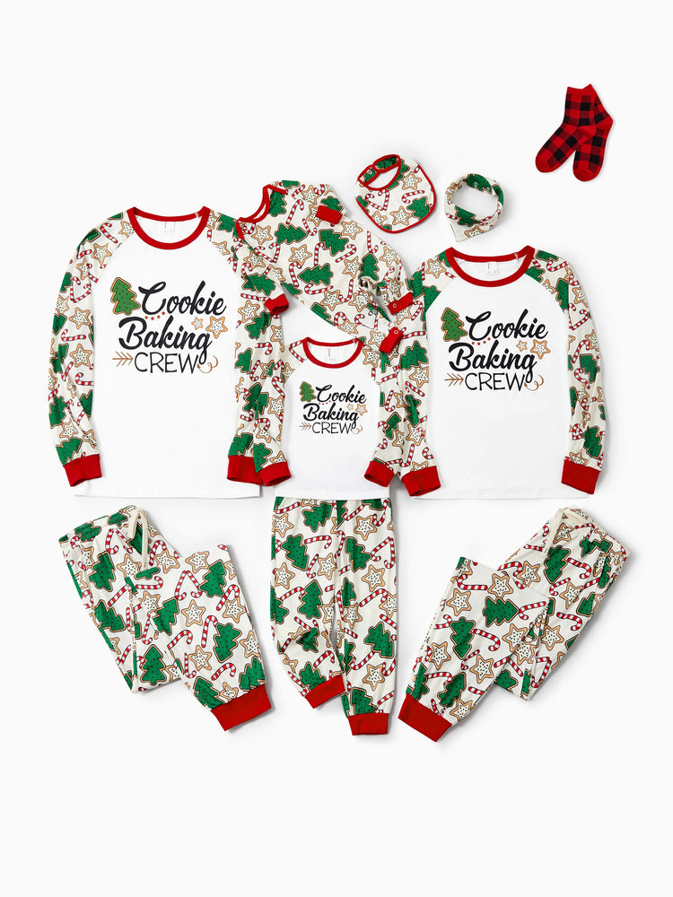Ensemble pyjama de Noël assorti pour toute la famille, imprimé sapin de Noël rouge et abricot, avec chaussettes de Noël abricot