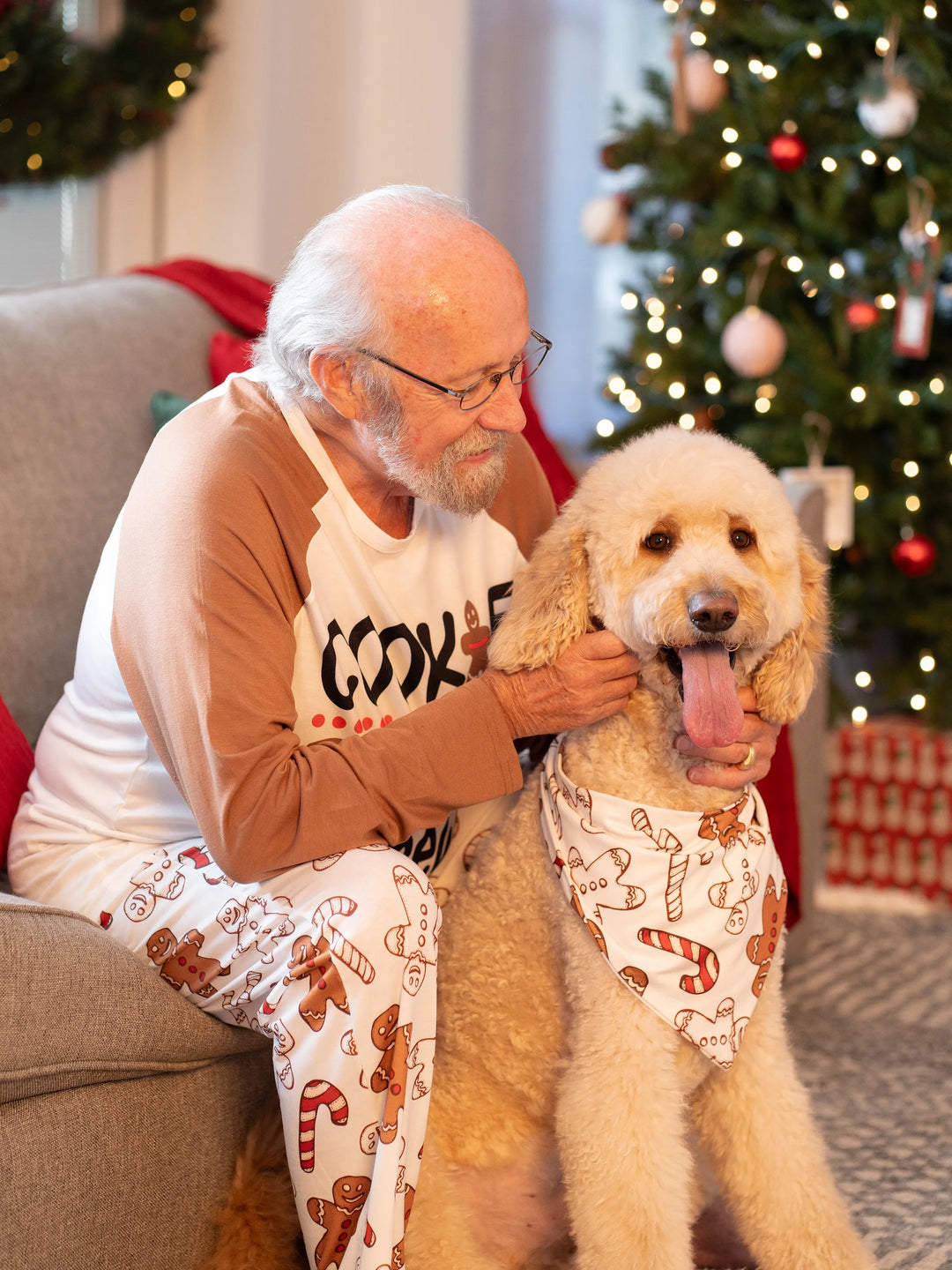 Pijama familiar navideño a juego con letras y hombrecito de jengibre, de manga larga, con calcetines navideños en color caqui.