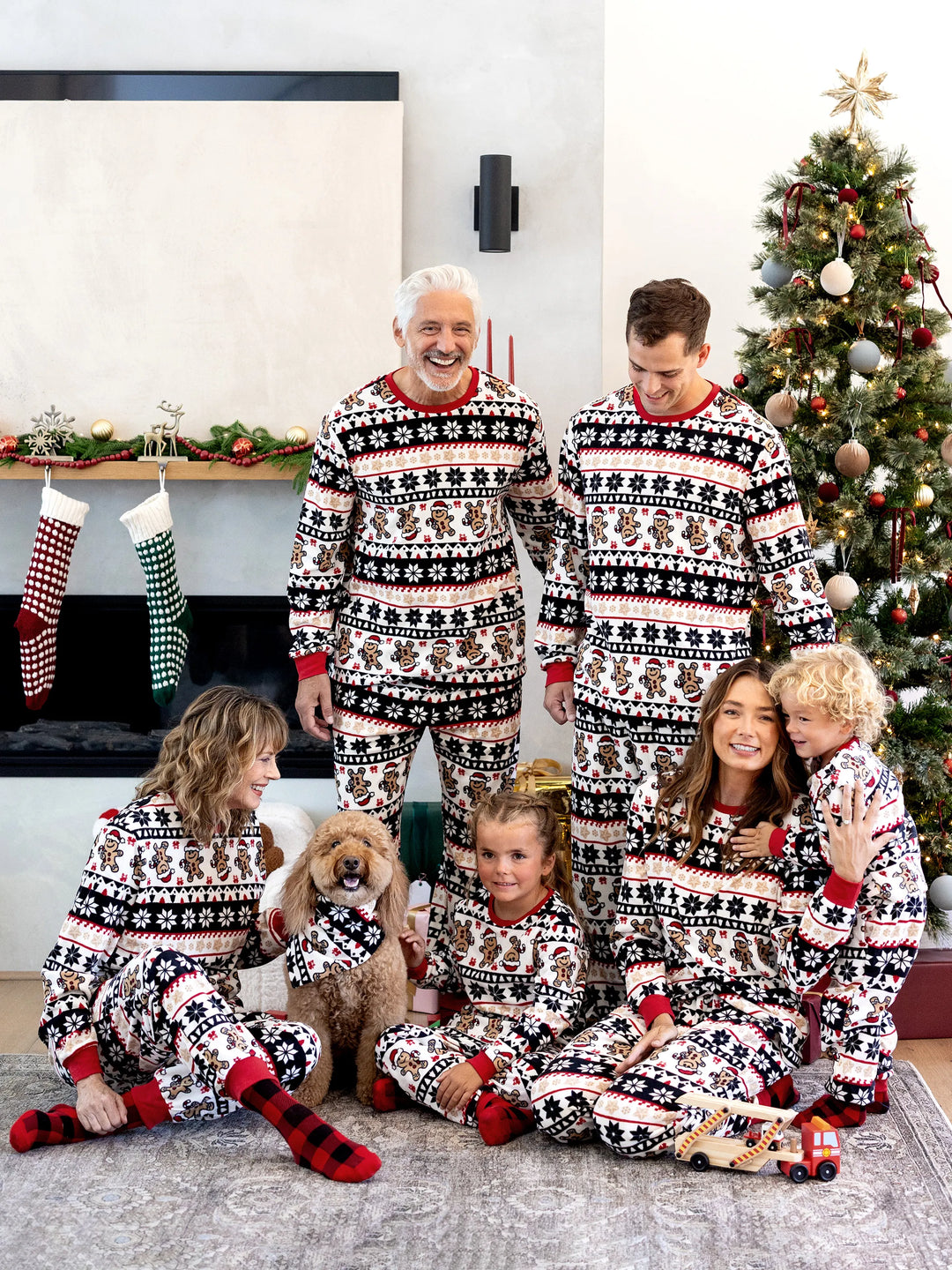 Weihnachten Passendes Familienpyjama-Set Lebkuchen und Schneeflockendruck PJS mit Weihnachtssocken rot
