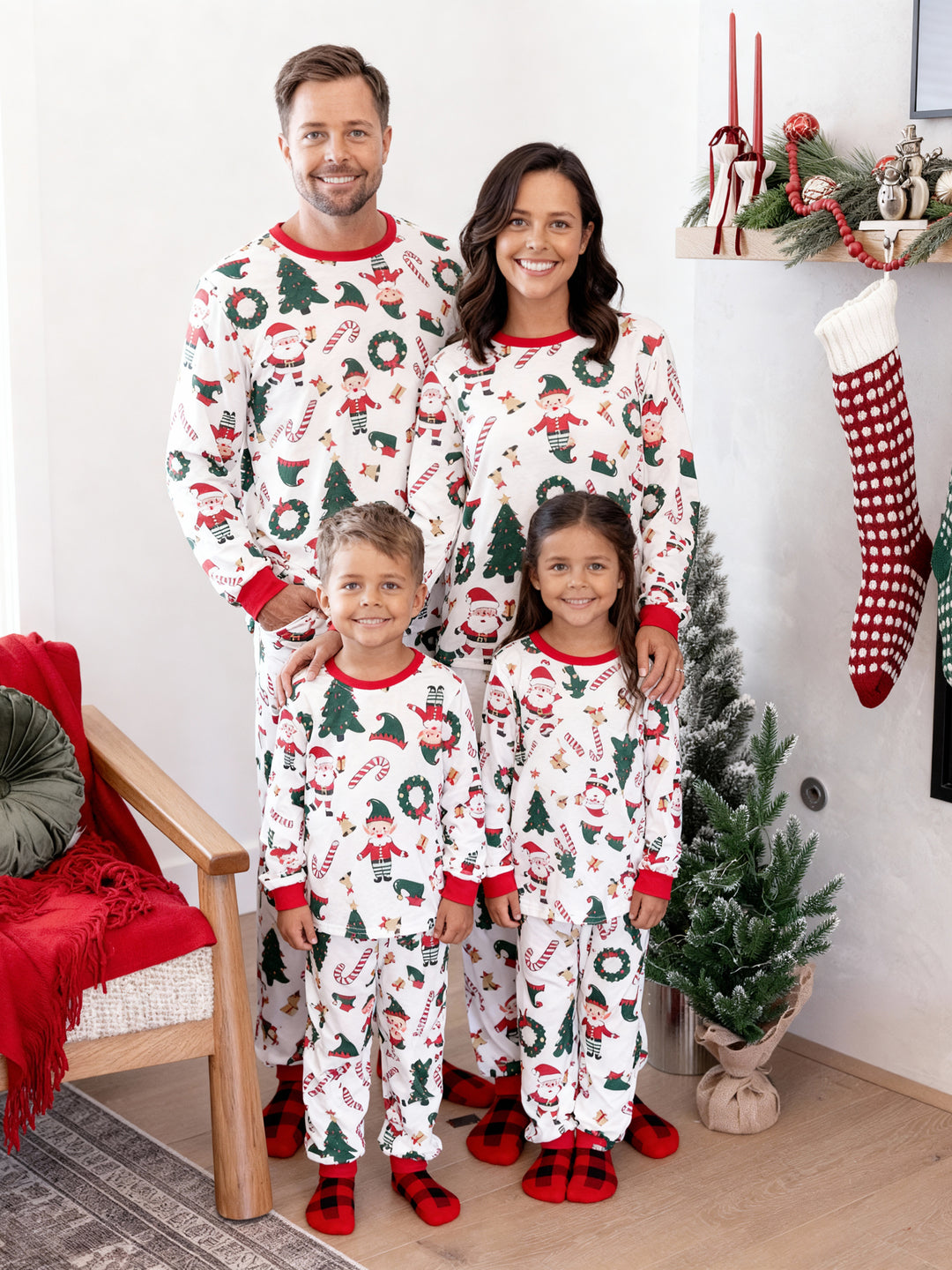 Conjunto de pijama familiar navideño a juego, con estampado de Papá Noel y árbol de Navidad, de manga larga y calcetines navideños, color blanco