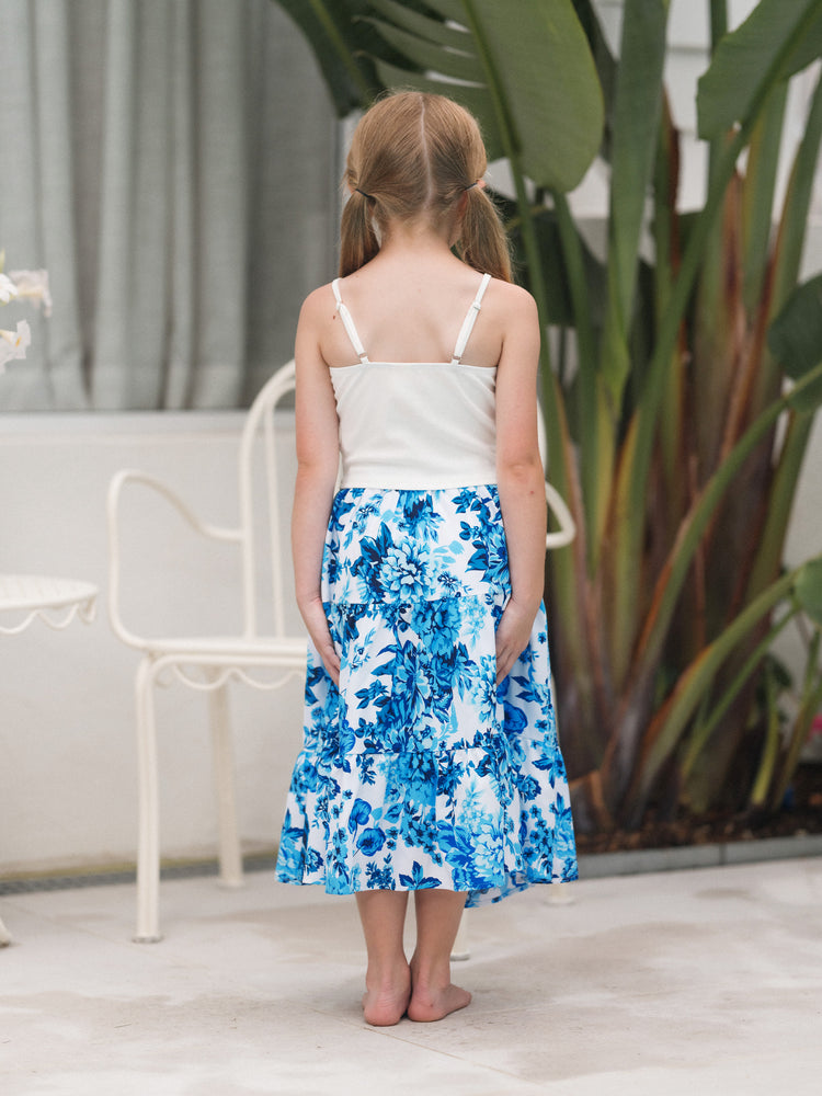 Passende Outfits für die Familie Weißes Oberteil mit Leibchen und blauer Rock mit Blumenprint oder kurzärmeliges T-Shirt mit Colorblock blau