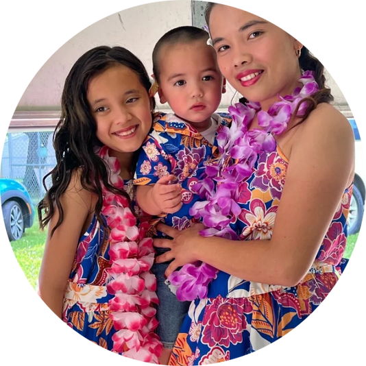 Fröhliche Geschwisterumarmung