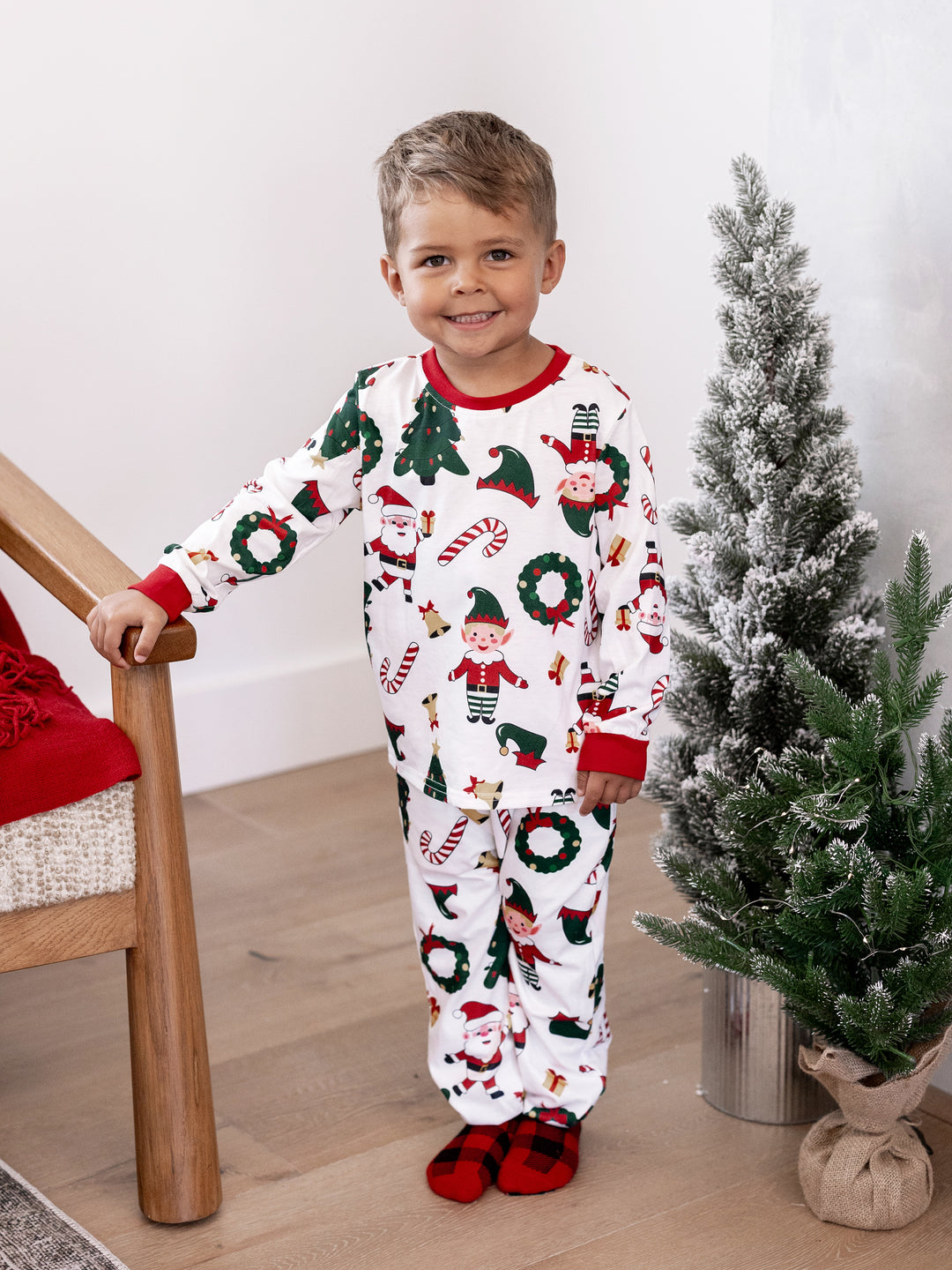 Conjunto de pijama familiar navideño a juego, con estampado de Papá Noel y árbol de Navidad, de manga larga y calcetines navideños, color blanco