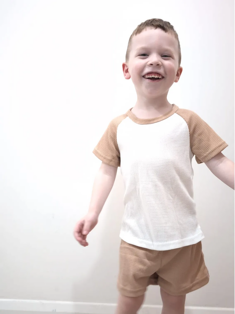 2-teiliges T-Shirt mit Raglanärmeln in Waffelmuster und einfarbigen Shorts für Kleinkinder und Jungen braun