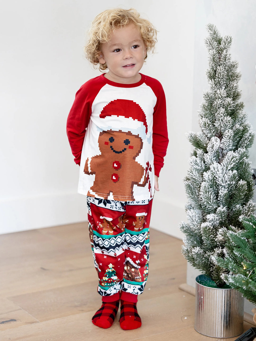 Ensemble pyjama de Noël assorti pour toute la famille, imprimé pain d'épices, manches longues et chaussettes de Noël rouges