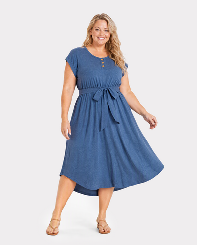 Tenue décontractée et douce assortie pour toute la famille : robes jusqu'au genou, boutons sur le devant, ceinture bleue