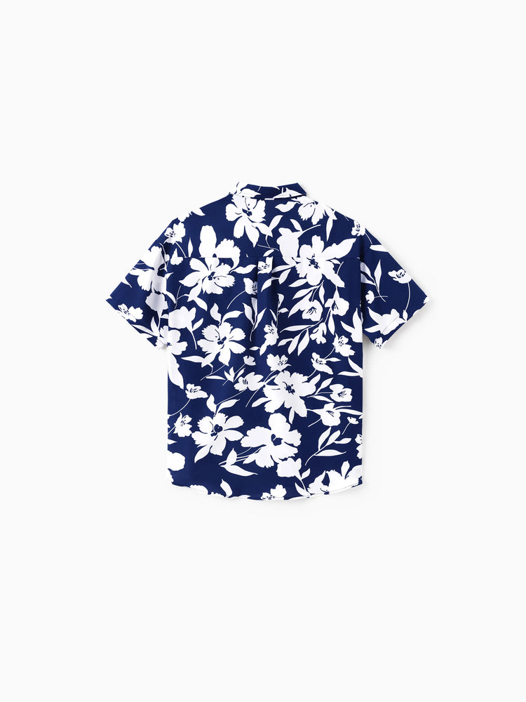 Ensemble familial assorti avec chemise à manches courtes ou robe froncée à imprimé feuilles bleu