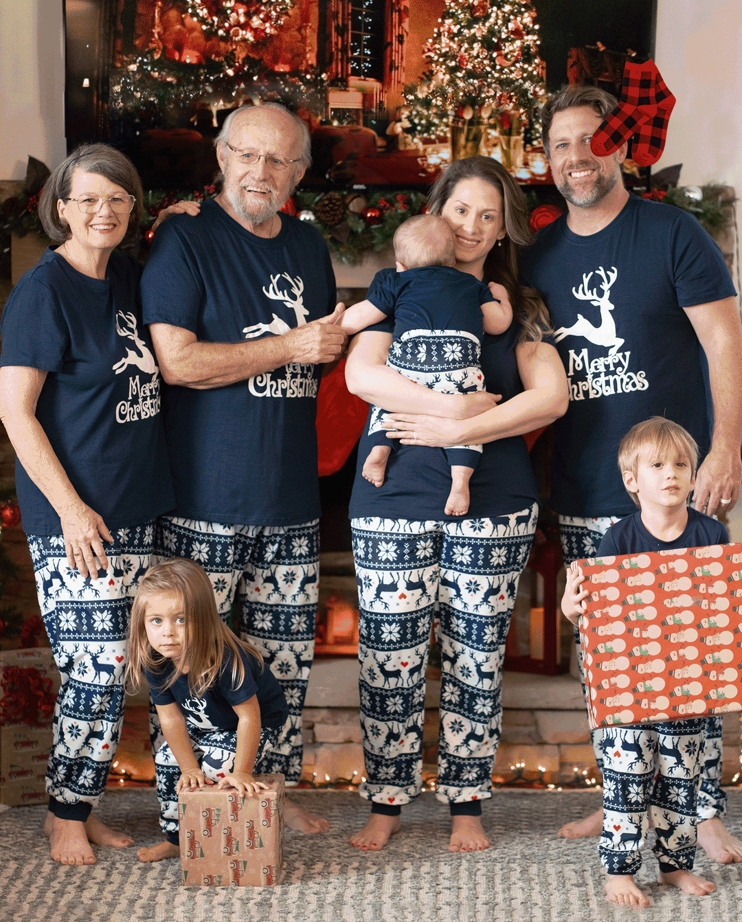 Pijamas familiares a juego con estampado navideño de renos que brillan en la oscuridad y calcetines navideños en azul oscuro