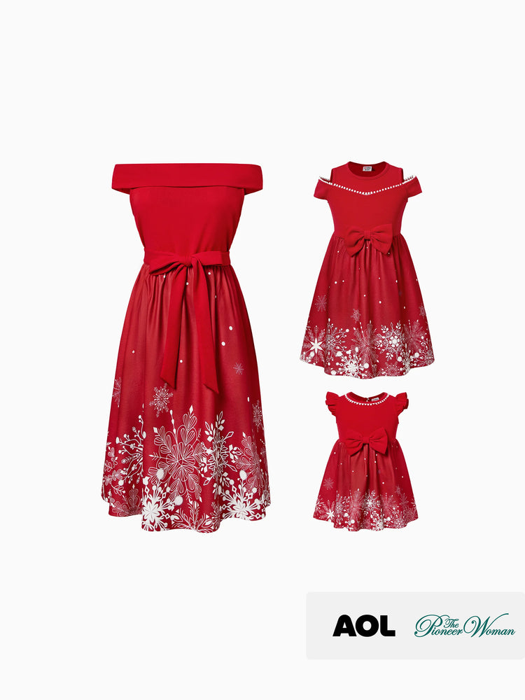 Robe rouge sans manches à épaules dénudées et à imprimé flocons de neige pour maman et moi
