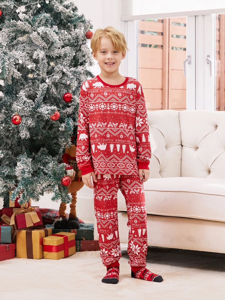 Ensemble pyjama familial assorti à imprimé traditionnel de Noël avec chaussettes de Noël rouges