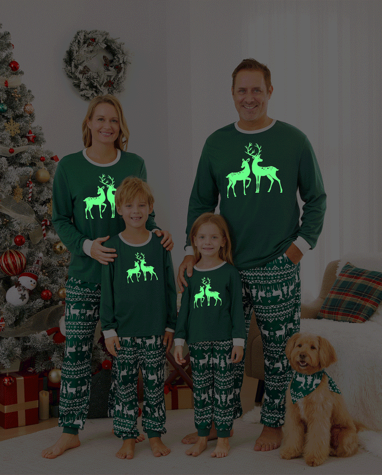 Conjunto de pijama familiar navideño con renos que brillan en la oscuridad, pantalones con estampado completo y calcetines navideños de color verde negruzco.