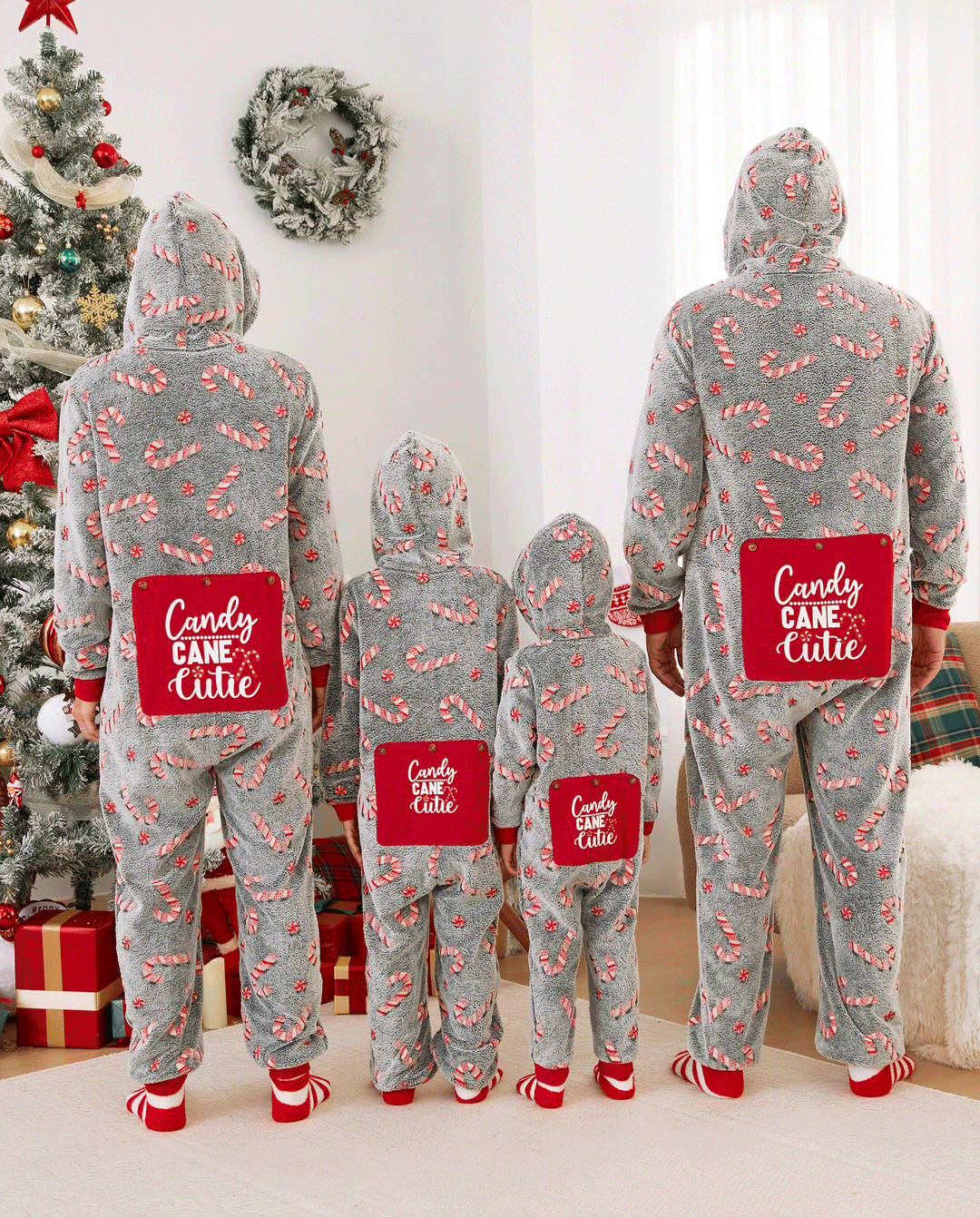 Pijamas de una pieza a juego con trajes navideños, estampado de bastón de caramelo (brillan en la oscuridad) y calcetines navideños negros.