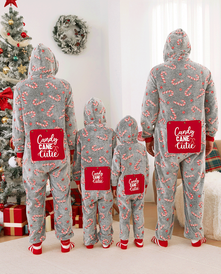 Pijamas de una pieza a juego con trajes navideños, estampado de bastón de caramelo (brillan en la oscuridad) y calcetines navideños negros.