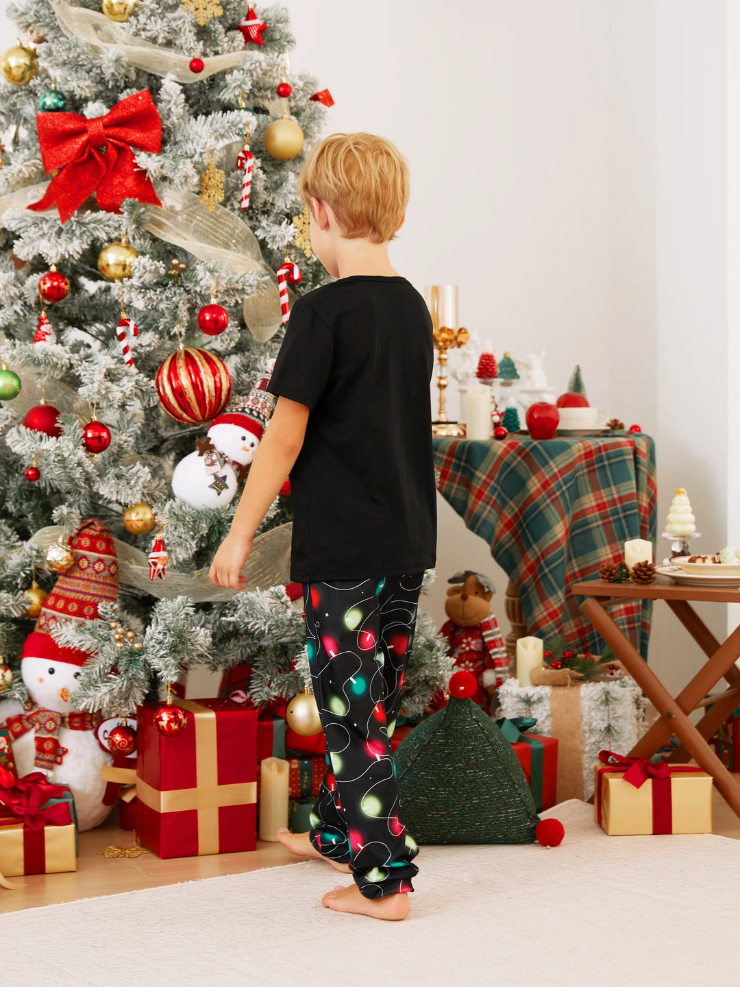 Conjunto de pijama de manga corta con estampado navideño de letras y bombillas festivas a juego para toda la familia, color negro