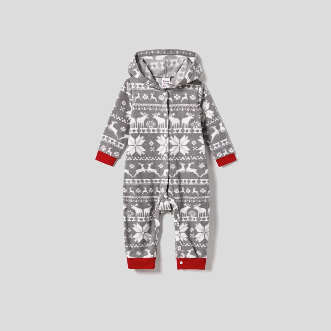 Weihnachtliche Familienpartner-Lettering Bestickte Langarm-Kapuzen-Fleece-Pyjama-Sets mit Weihnachtssocken Weiß
