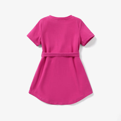 Vestido rosa intenso con cinturón y manga corta con dobladillo curvo liso para niña pequeña