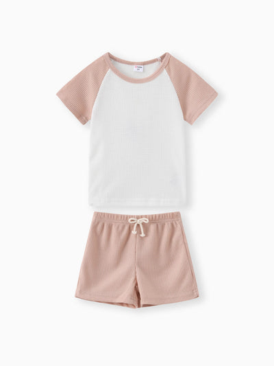 Conjunto de 2 piezas para niño pequeño con camiseta de manga raglán y pantalones cortos de color liso con diseño de gofres en marrón
