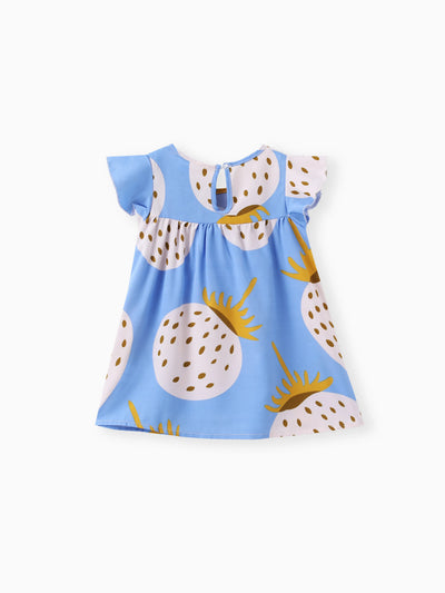 Vestido azul con mangas abullonadas y estampado de fresas para niña