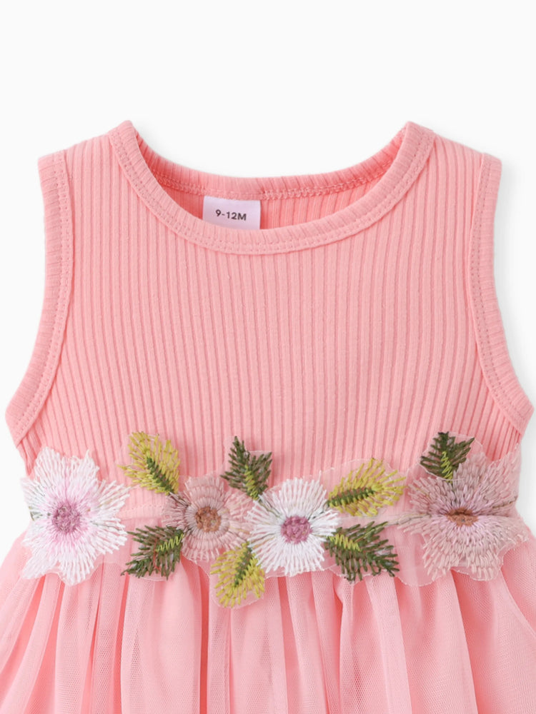 Ensemble 2 pièces pour bébé fille : veste texturée à manches longues et boutons sur le devant, et robe débardeur à empiècements en maille à motif floral, rose