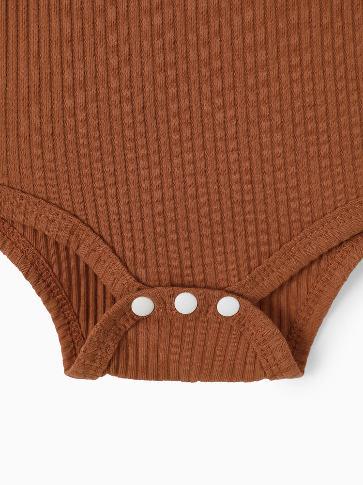 Ensemble 3 pièces pour bébé fille : barboteuse côtelée, short ceinturé et bandeau, marron