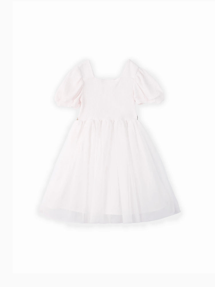 Vestido blanco con mangas abullonadas y diseño floral dulce para niña pequeña