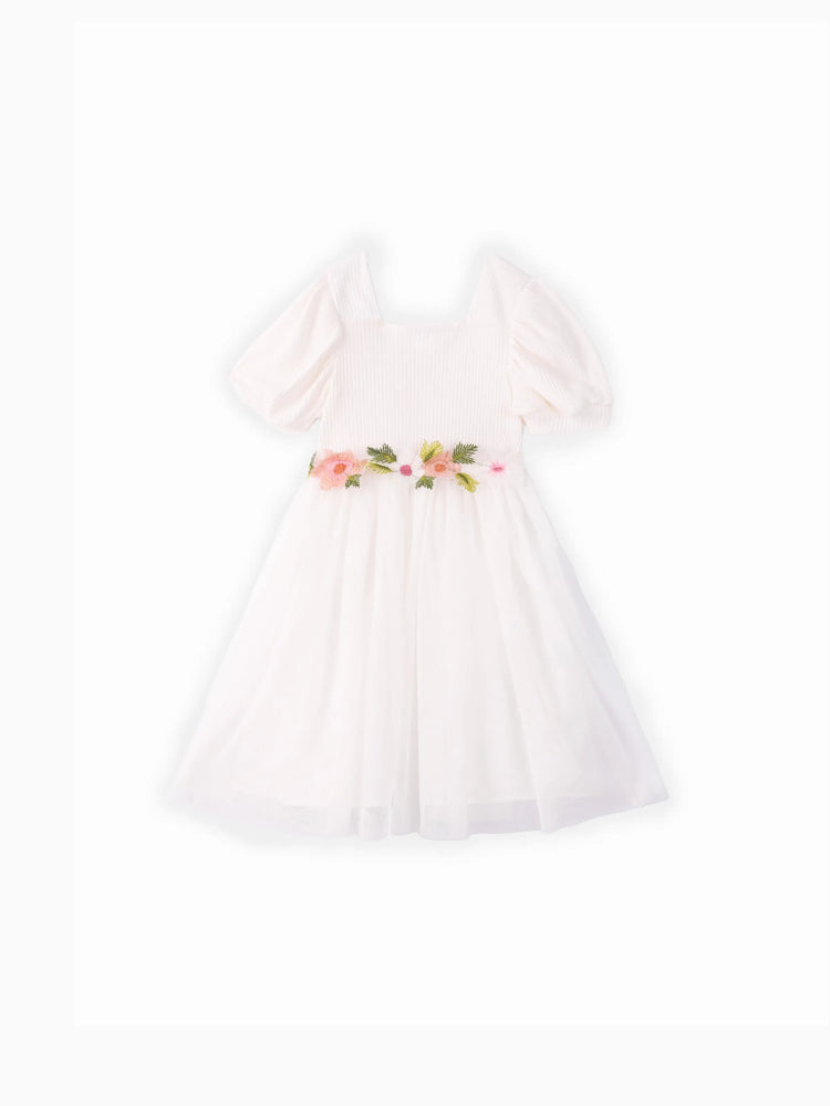 Vestido blanco con mangas abullonadas y diseño floral dulce para niña pequeña