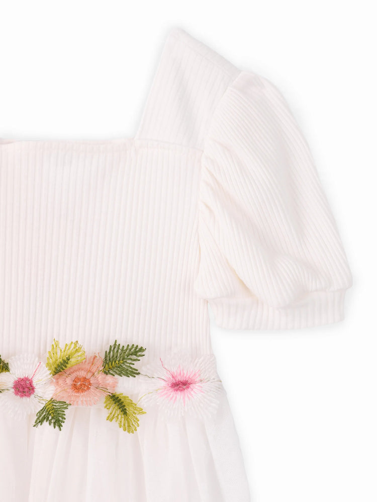 Vestido blanco con mangas abullonadas y diseño floral dulce para niña pequeña