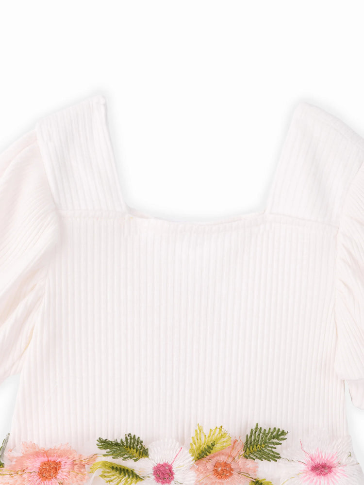 Vestido blanco con mangas abullonadas y diseño floral dulce para niña pequeña