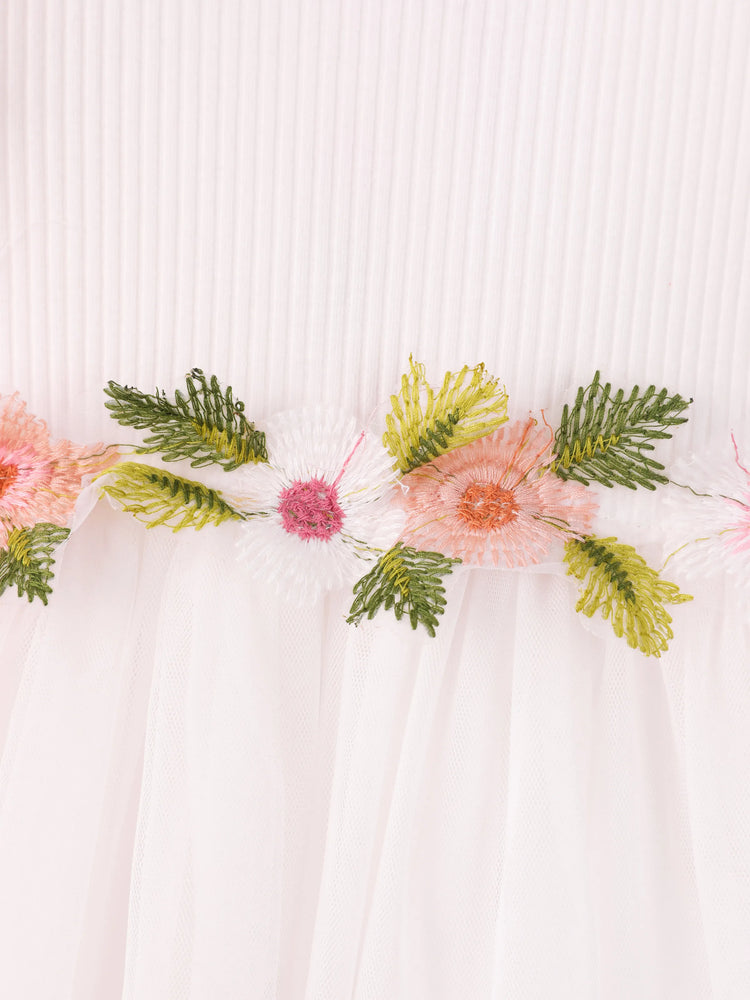 Vestido blanco con mangas abullonadas y diseño floral dulce para niña pequeña