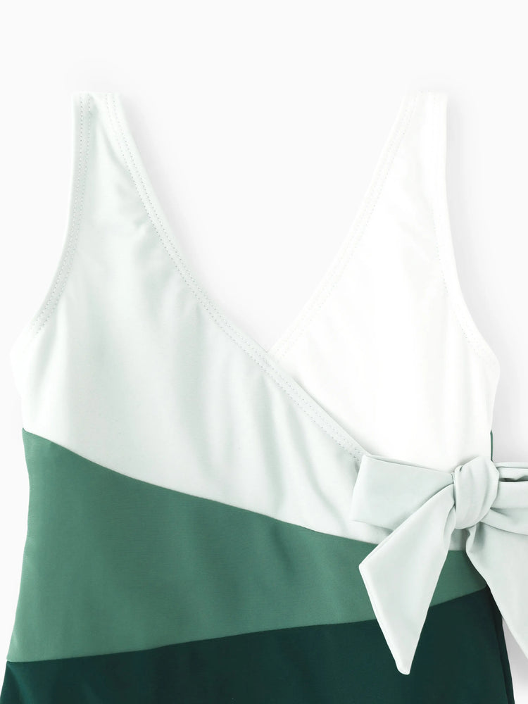 Bañador familiar a juego con bloques de color o traje de baño cruzado con escote en V lateral multicolor