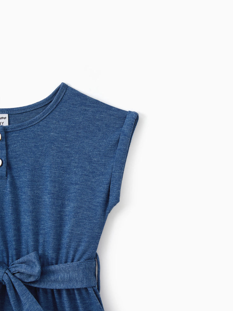 Tenue décontractée et douce assortie pour toute la famille : robes jusqu'au genou, boutons sur le devant, ceinture bleue