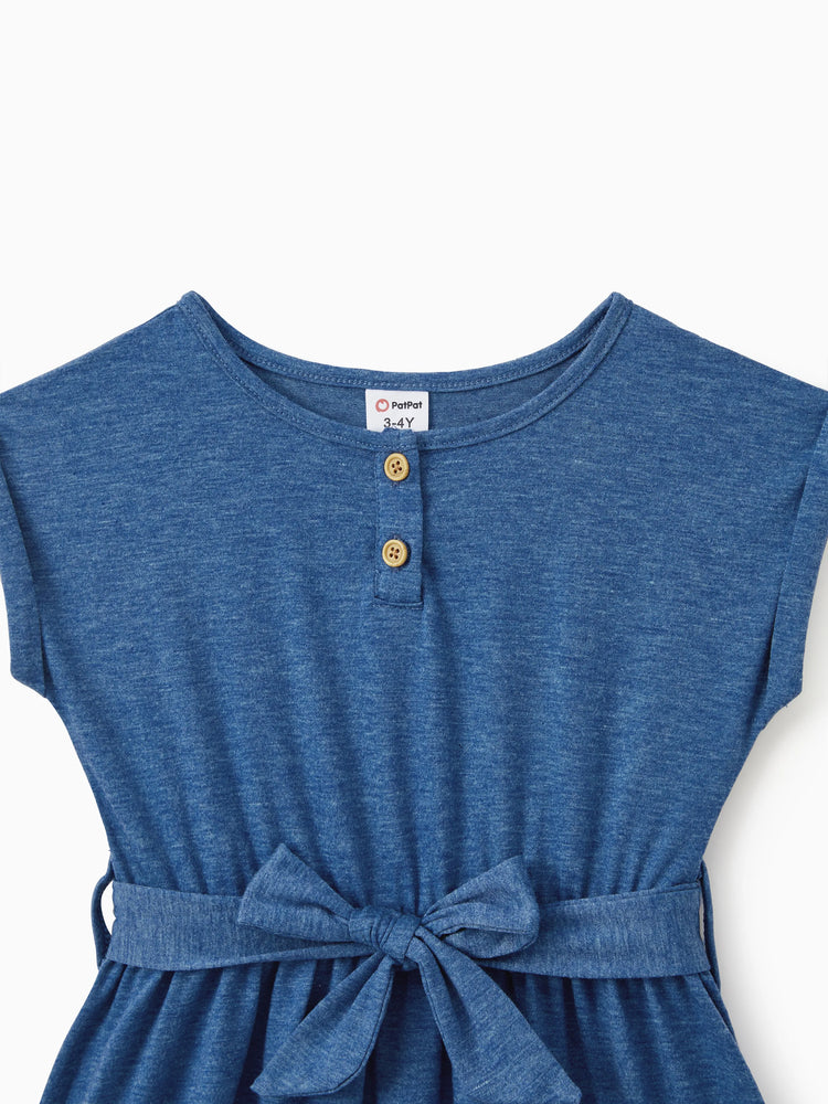 Tenue décontractée et douce assortie pour toute la famille : robes jusqu'au genou, boutons sur le devant, ceinture bleue